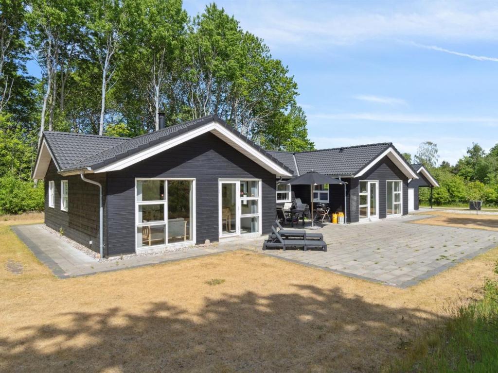 een modulair huis met een grote patio bij Holiday Home Swarthovde - from the sea in NE Jutland by Interhome in Hals