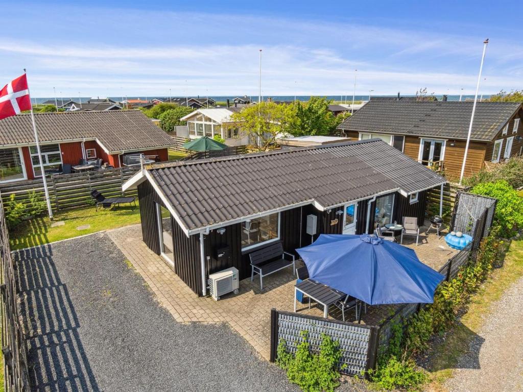 einen Blick über ein Haus mit blauem Regenschirm in der Unterkunft Holiday Home Kielo - all inclusive - 200m to the inlet by Interhome in Løgstør