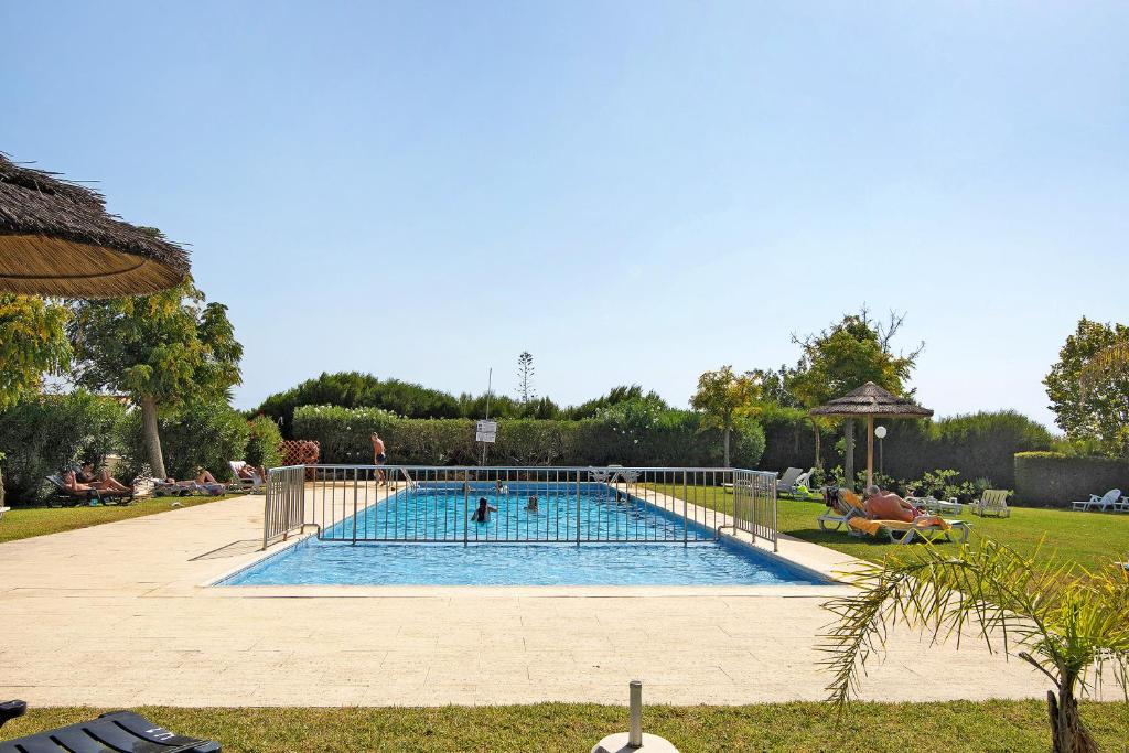 uma grande piscina com pessoas em Do Vale T2 na Galé