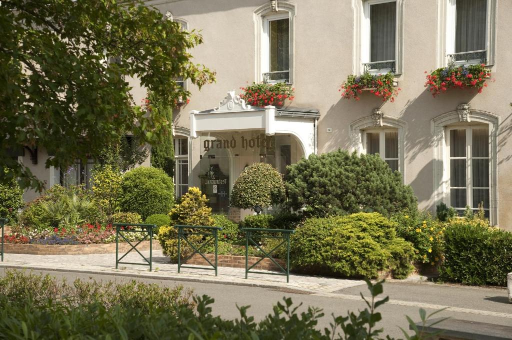 un edificio con un cartel que dice gran hotel en Grand Hôtel de Solesmes - Teritoria, en Solesmes