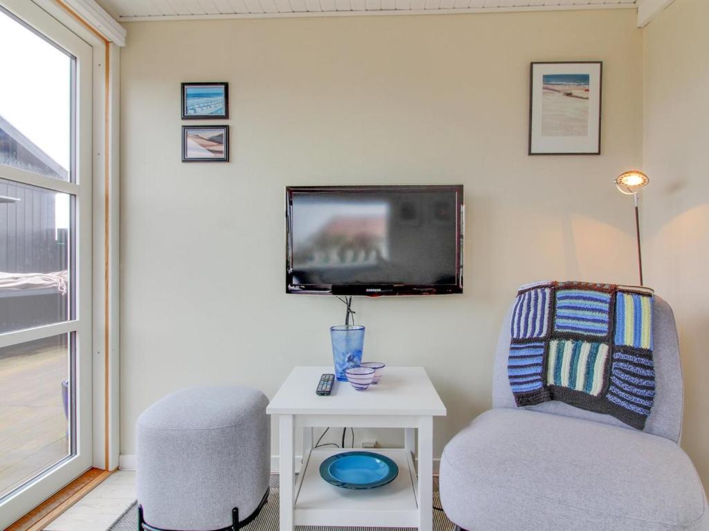TV a/nebo společenská místnost v ubytování Holiday Home Edvia - 300m from the sea by Interhome