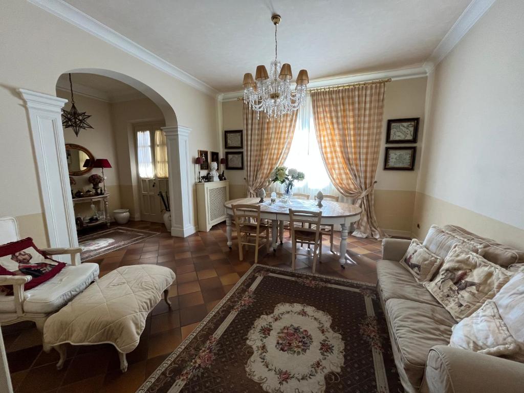 een woonkamer met een tafel en een eetkamer bij Guesthouse DaVinci in Lamporecchio