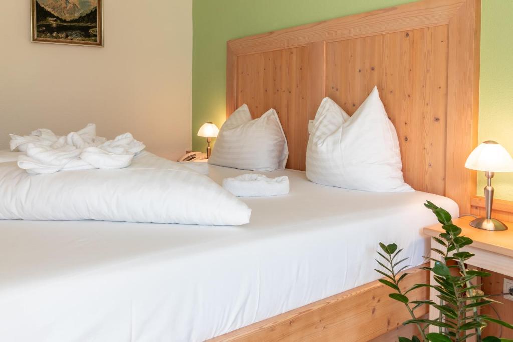 Postel nebo postele na pokoji v ubytování dasKAISER - Dein Gartenhotel in Tirol
