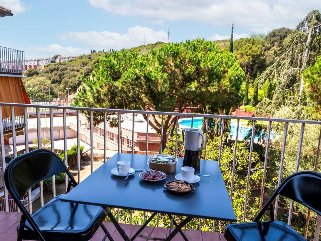 una mesa azul con cafetera en el balcón en Apartment Els Pins by Interhome, en Sant Vicenç de Montalt
