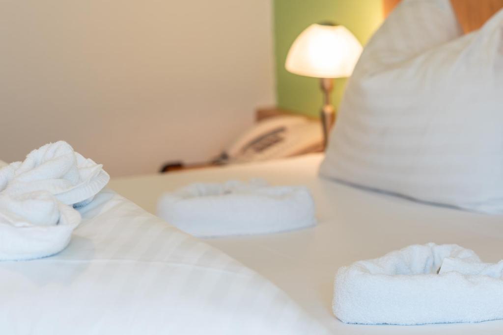 Postel nebo postele na pokoji v ubytování dasKAISER - Dein Gartenhotel in Tirol