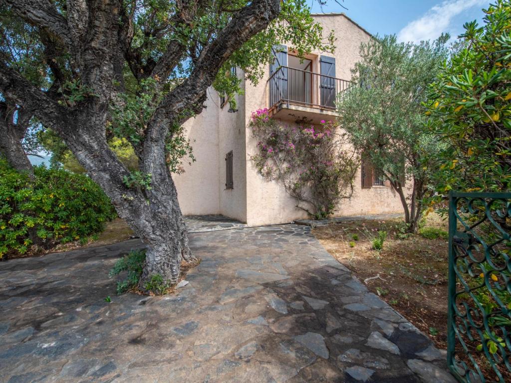 una casa con un árbol delante de ella en Villa Ténérife by Interhome, en Cavalaire-sur-Mer