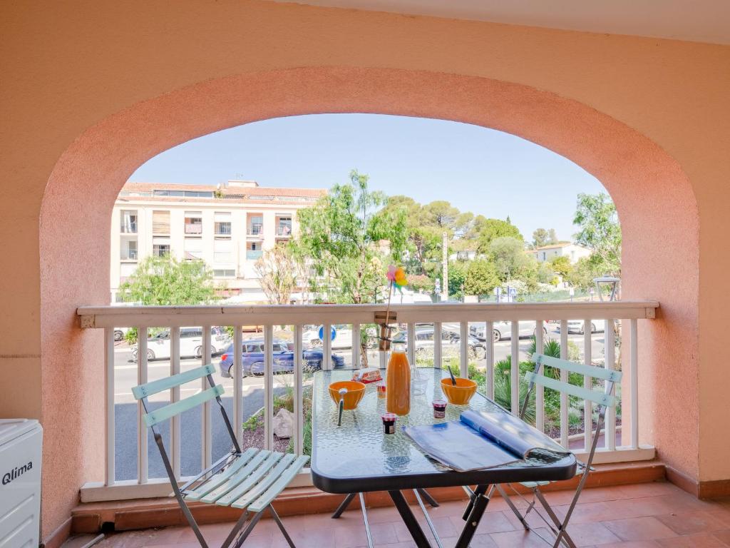 une table et des chaises sur un balcon avec vue dans l'établissement Apartment Le Victoria-9 by Interhome, à Saint-Aygulf