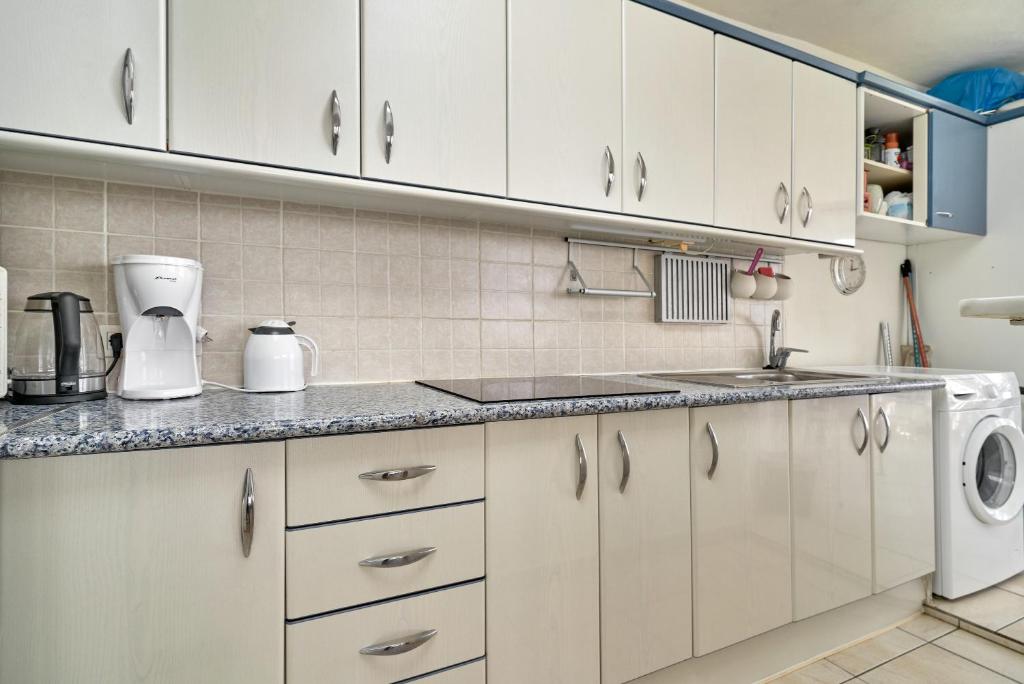 Kuchyňa alebo kuchynka v ubytovaní Apartamento primera linea A01