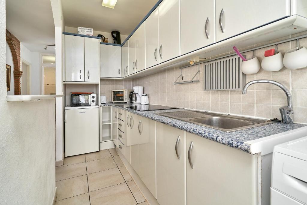 Kuchyňa alebo kuchynka v ubytovaní Apartamento primera linea A01
