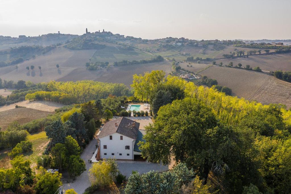 uma vista aérea de uma casa branca numa colina em Country House Le Marche em Monte San Pietrangeli