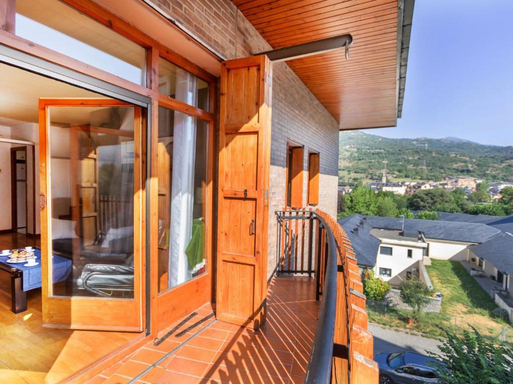 een balkon van een huis met uitzicht op de stad bij Apartment Mainera by Interhome in Sort