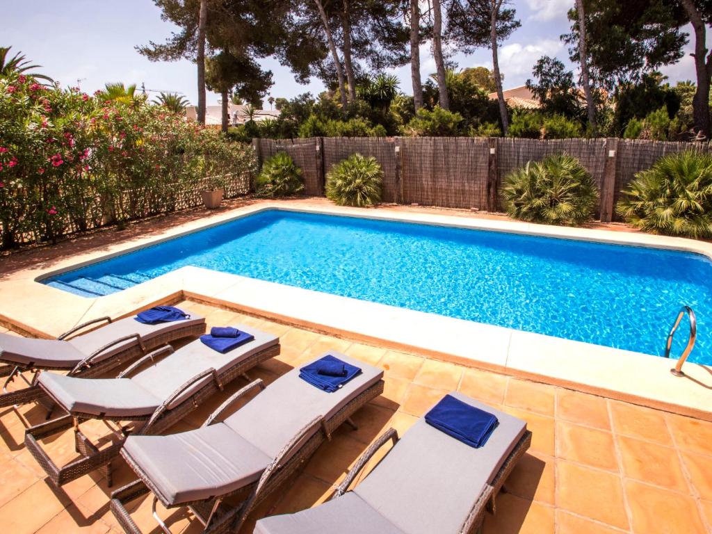 uma piscina com cadeiras e uma piscina em Villa Alsing by Interhome em Xàbia