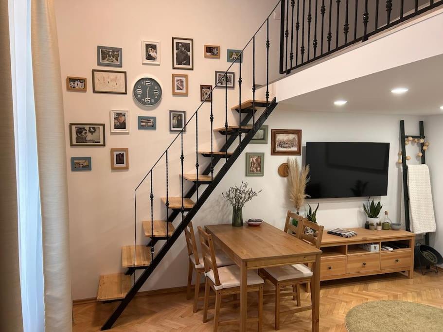 布達佩斯的住宿－GabEni Home，客厅设有餐桌和楼梯。