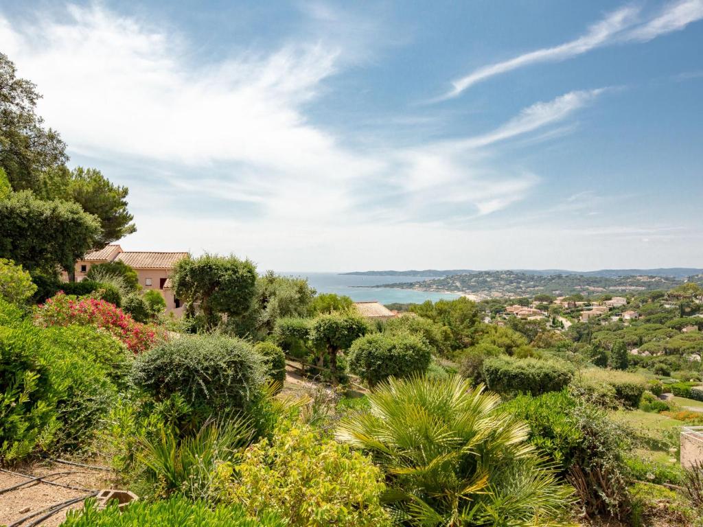 - une vue sur une ville depuis une colline agrémentée de plantes dans l'établissement Apartment Les Coteaux de la Nartelle-29 by Interhome, à Sainte-Maxime