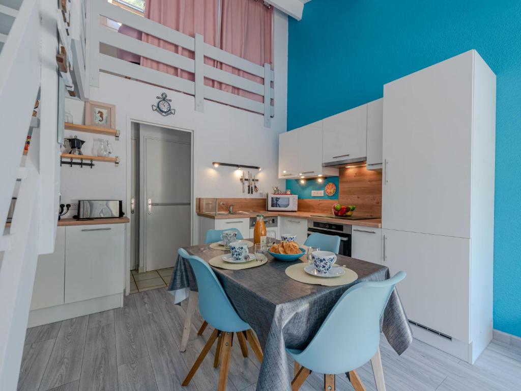 une cuisine et une salle à manger avec une table et des chaises dans l'établissement Apartment Port d'Attache-11 by Interhome, à Saint-Cyprien
