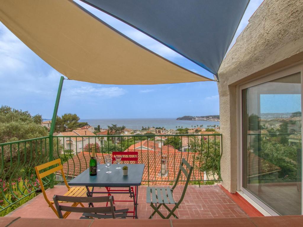 eine Terrasse mit Tisch und Stühlen auf einem Balkon in der Unterkunft Apartment La Bellanda by Interhome in Six-Fours-les-Plages