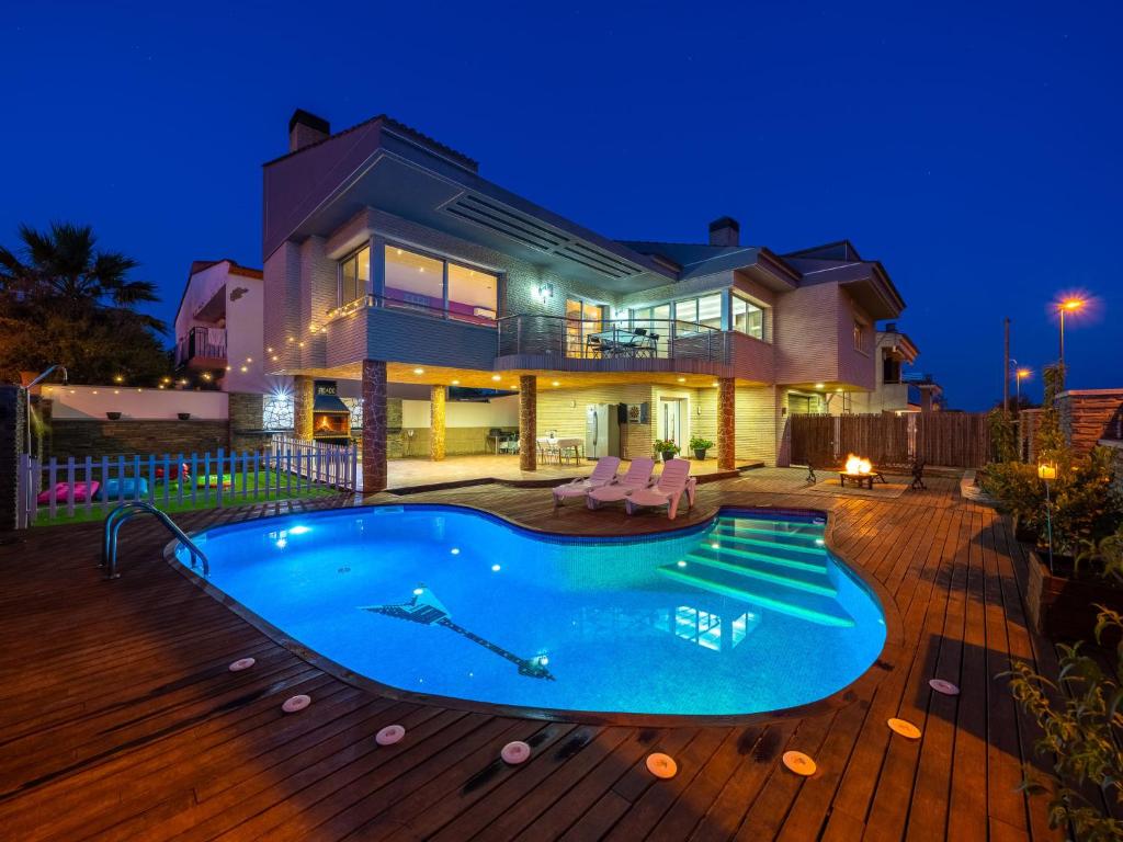 una casa grande con piscina frente a ella en Villa Villa Luxury Rock Tirri by Interhome, en Reus