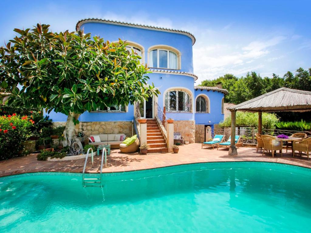 Villa con piscina frente a una casa en Villa Azul Mediterraneo by Interhome en Jávea