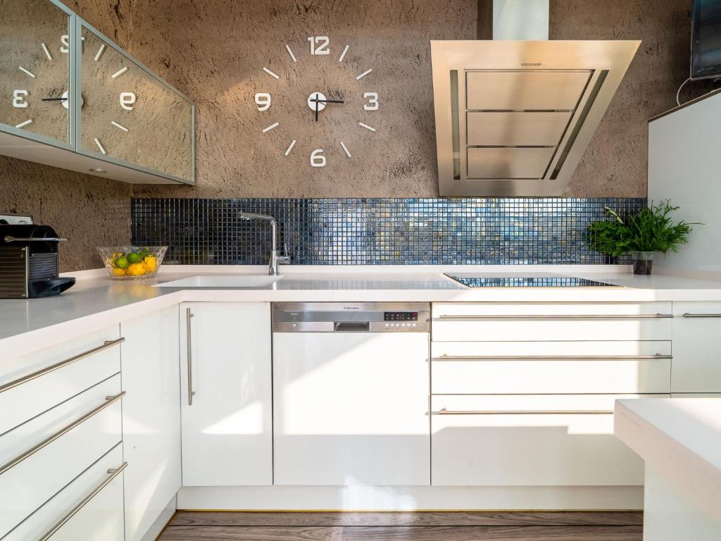 Kuchyň nebo kuchyňský kout v ubytování Villa Villa Luxury Rock Tirri by Interhome
