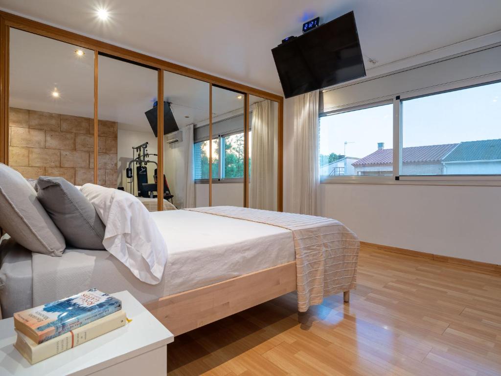 Postel nebo postele na pokoji v ubytování Villa Villa Luxury Rock Tirri by Interhome