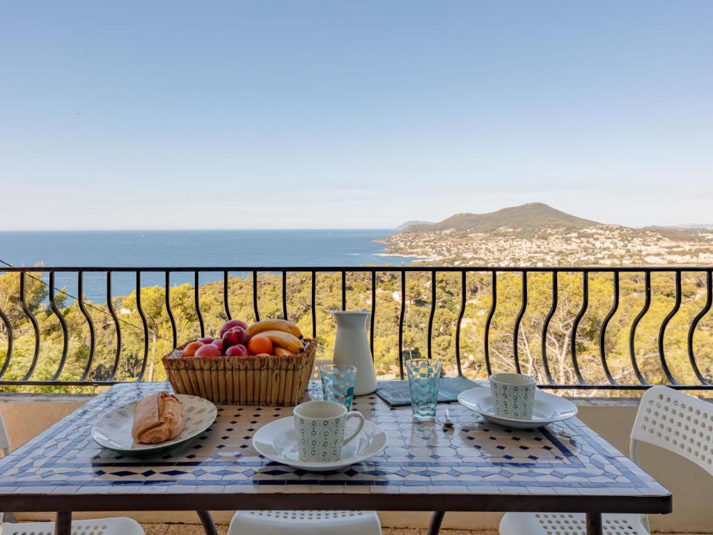 - une table avec une corbeille de fruits sur un balcon dans l'établissement Apartment Chantelyre-2 by Interhome, à Carqueiranne