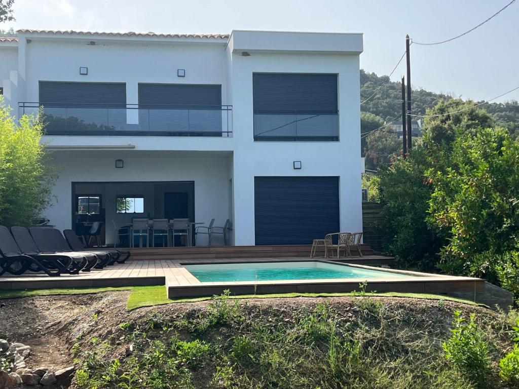 una casa con piscina frente a ella en Apartment Villa Kalliste by Interhome, en Favone