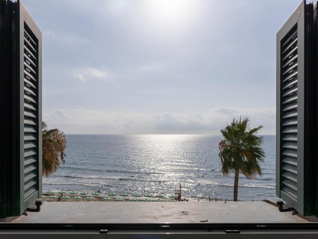 - une vue sur l'océan depuis la fenêtre de l'hôtel dans l'établissement Apartment Attic Beach by Interhome, à Laigueglia