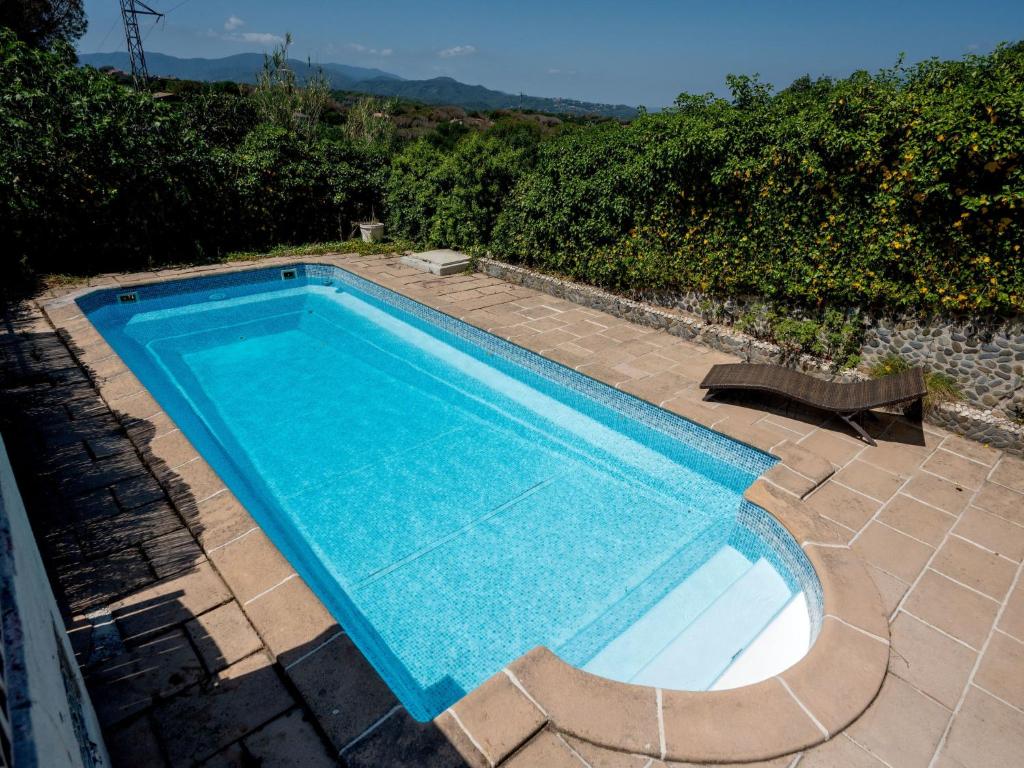 una piscina en un patio junto a en Holiday Home Mas Altaba by Interhome, en Maçanet de la Selva