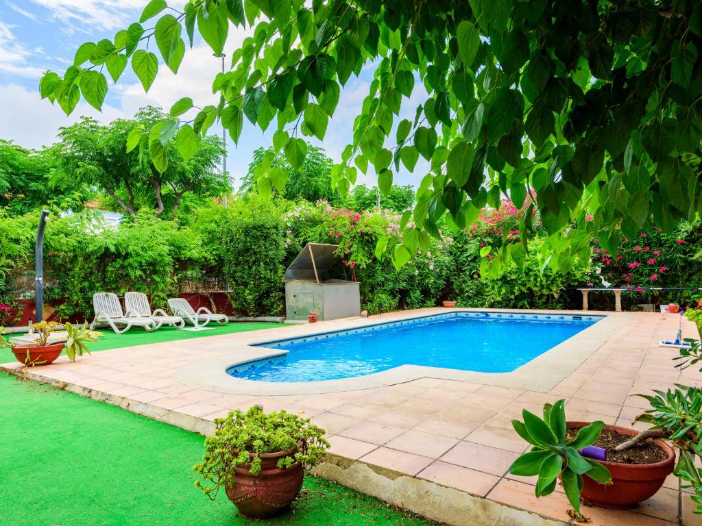 - une piscine dans une cour ornée de plantes dans l'établissement Holiday Home La Alqueria de Jordi by Interhome, à El Grao de Castellón