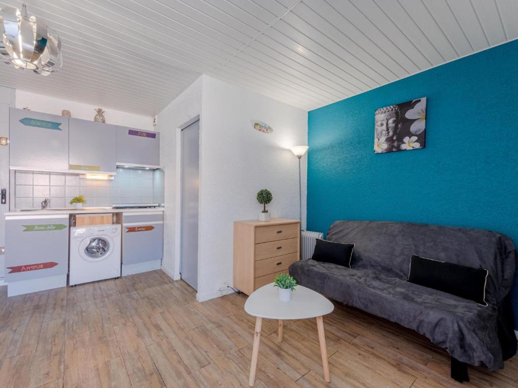 un salon avec un canapé et une table dans l'établissement Apartment Front de Mer-24 by Interhome, au Barcarès