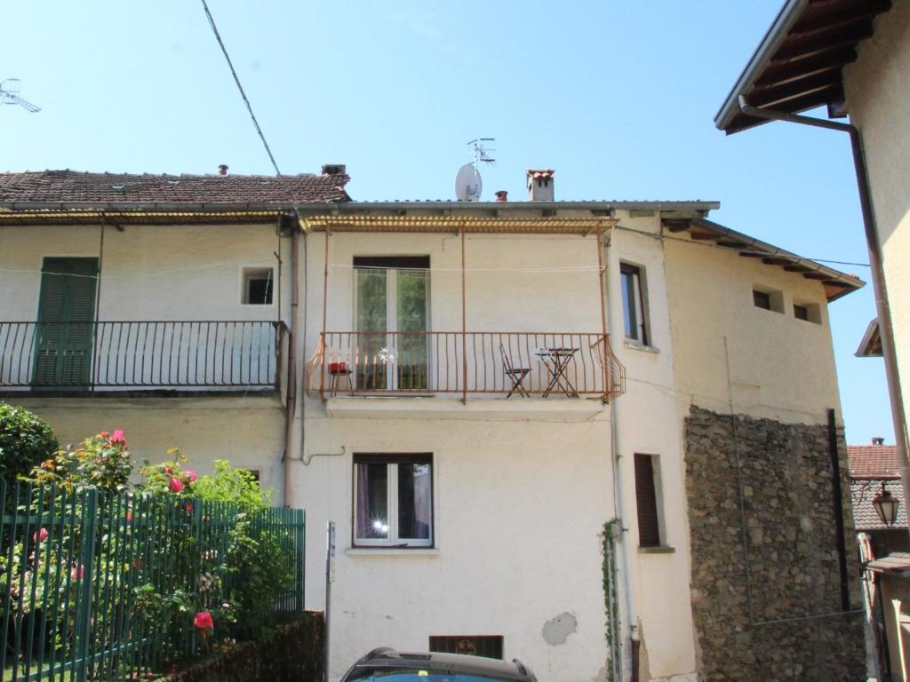 Un grand bâtiment blanc avec balcon est disponible. dans l'établissement Studio Borghetto-2 by Interhome, à Agra