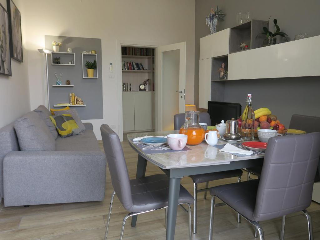 ein Wohnzimmer mit einem Tisch und einem Sofa in der Unterkunft Apartment Le Due Madonne by Interhome in Bologna
