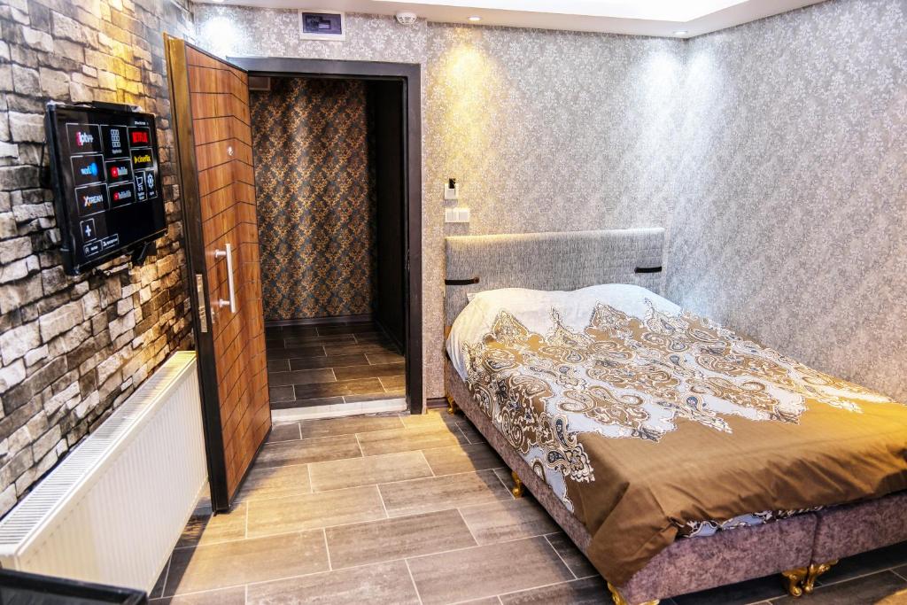 um quarto com uma cama num quarto com uma porta em ROYAL SUİT em Bursa