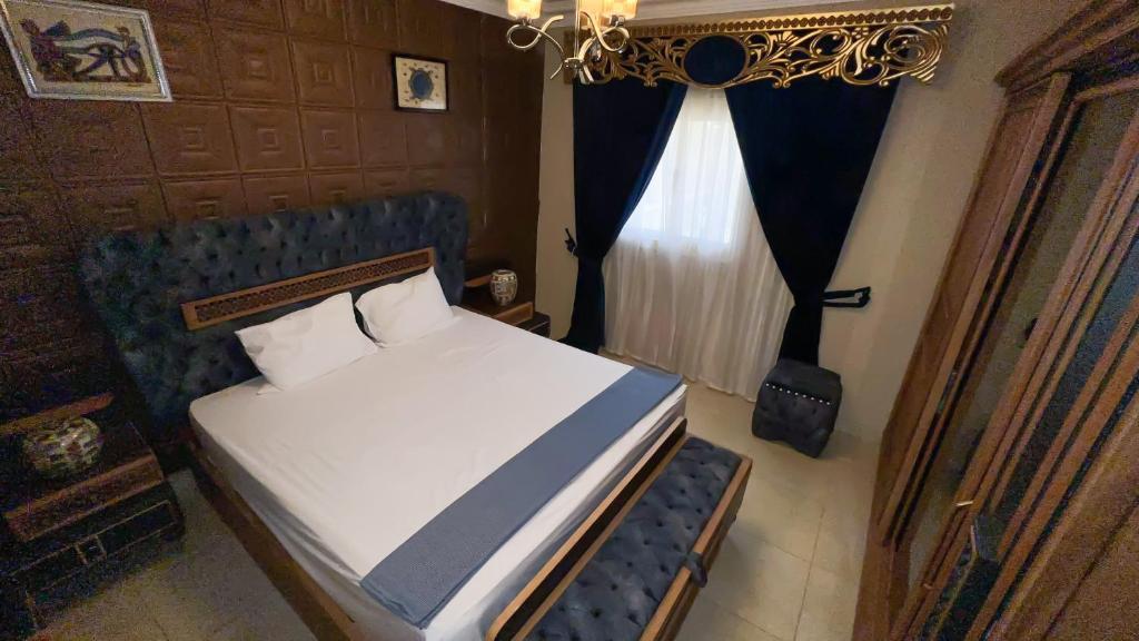 Postel nebo postele na pokoji v ubytování Osiris pyramids view inn