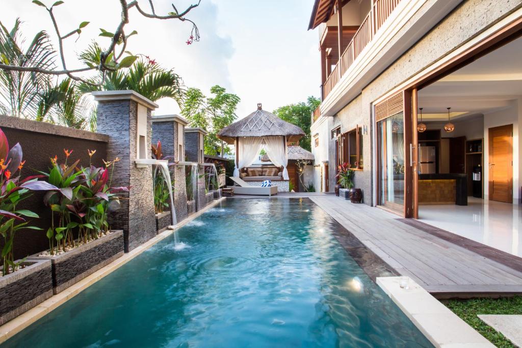 einen Infinity-Pool im Hinterhof einer Villa in der Unterkunft Villa DK - Bali in Nusa Dua