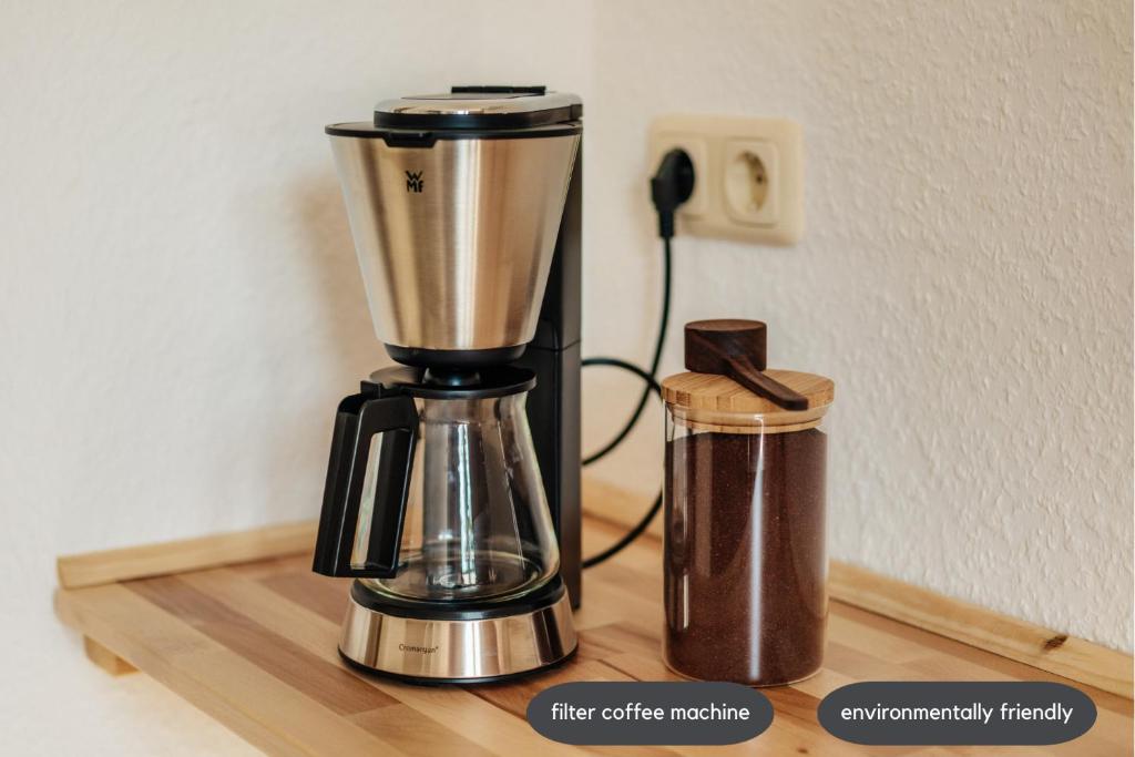 Příslušenství pro přípravu čaje a kávy v ubytování happyhome mitten im HARZ - direkte Wanderwege - Bachplätschern - Küche - Kinderfreundlich - Paare und Freunde