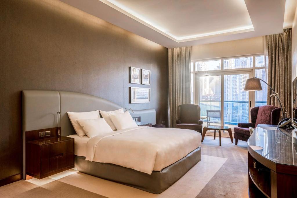 Radisson Blu Hotel, Dubai Waterfront - Superior Room Mit Balkon