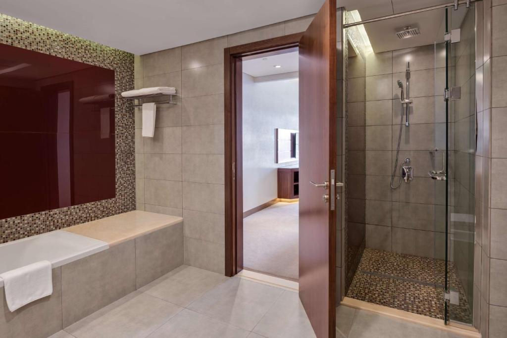 Radisson Blu Hotel, Dubai Waterfront - Suite Mit Burj Khalifa View Und Lounge Access