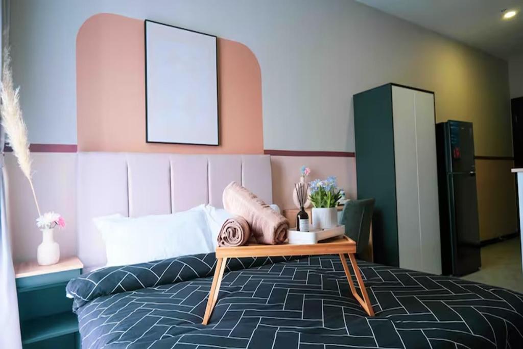 Un dormitorio con una cama con una mesa de madera. en NeuSuite Cozy Studio by GUESTONIC, en Kuala Lumpur