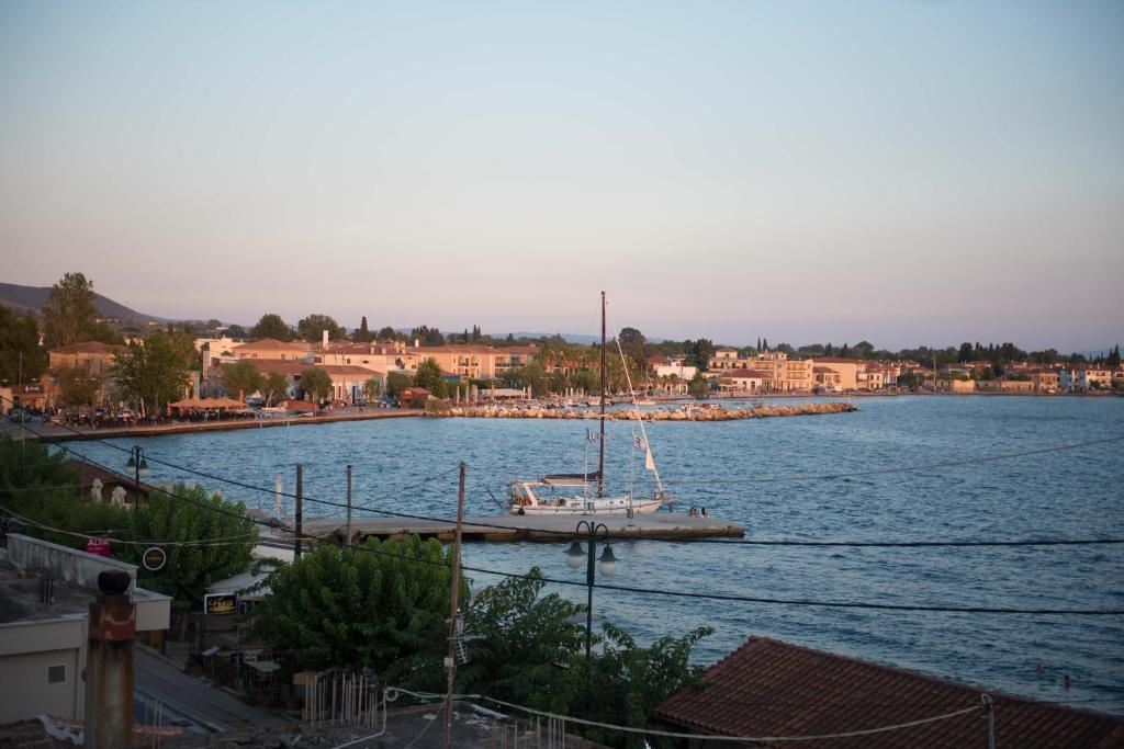 een boot is aangemeerd op een dok in het water bij Orsiida Sea view apartment in Agria