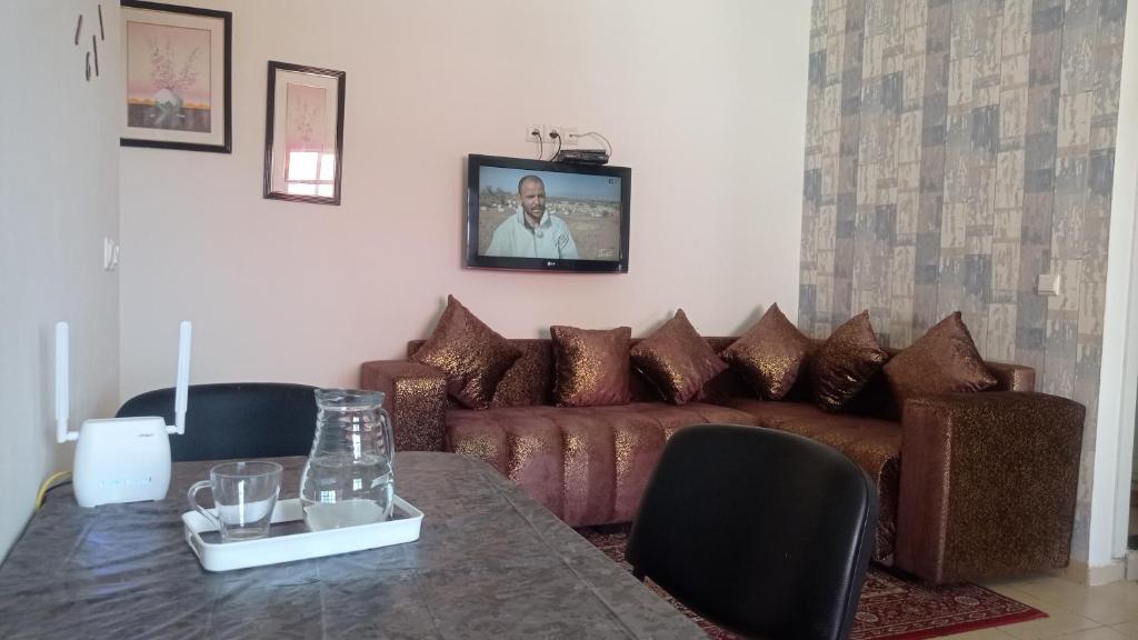 - un salon avec un canapé et une table dans l'établissement maison Halima, à Ifrane