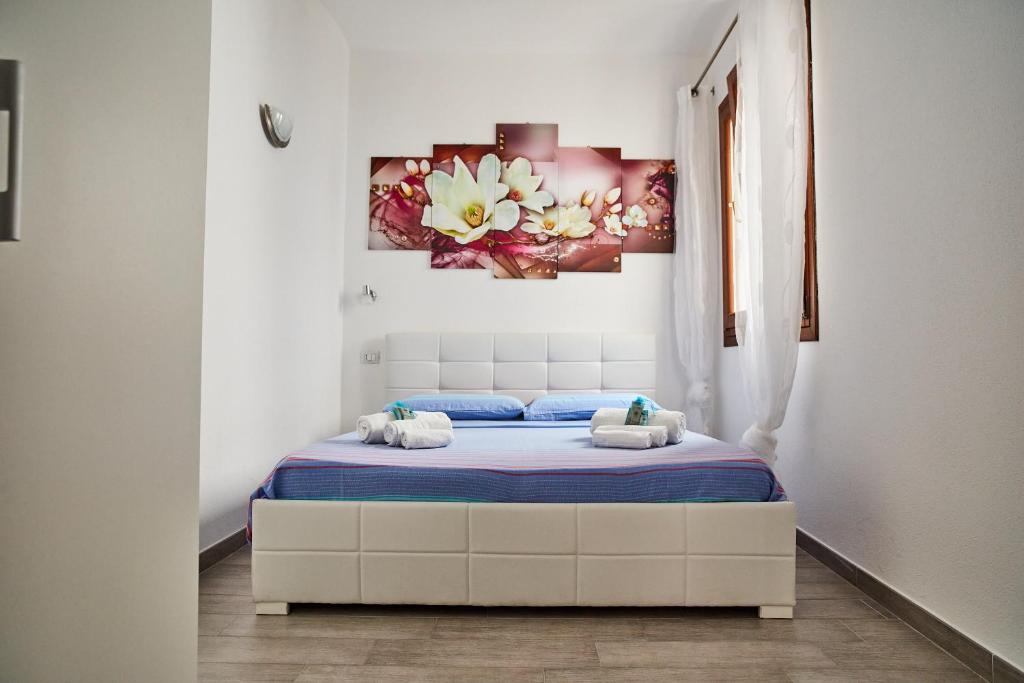 a bedroom with a bed with two towels on it at House Matteo La Punzesa in Santa Teresa Gallura
