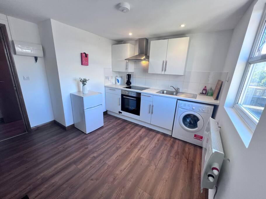 Kitchen o kitchenette sa Flat 10 near Westfield centre, 1 Bedroom, 1 Bathroom flat