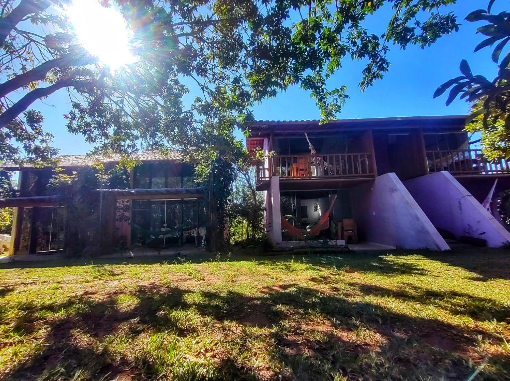 uma casa com um grande quintal em frente em CHALÉS DA VILLA em Vale do Capao