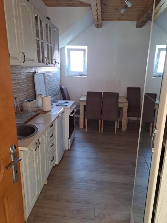 Kuchyň nebo kuchyňský kout v ubytování Apartmani Popovic Lux