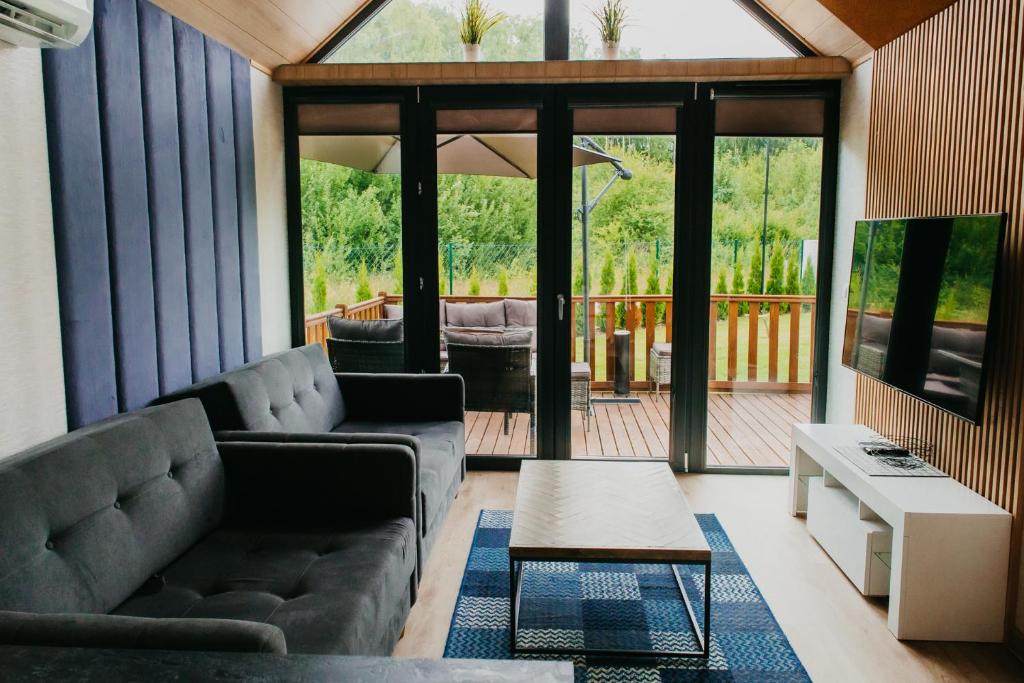 Televízia a/alebo spoločenská miestnosť v ubytovaní LUXURY CAMP - 150 m od Suntago Park