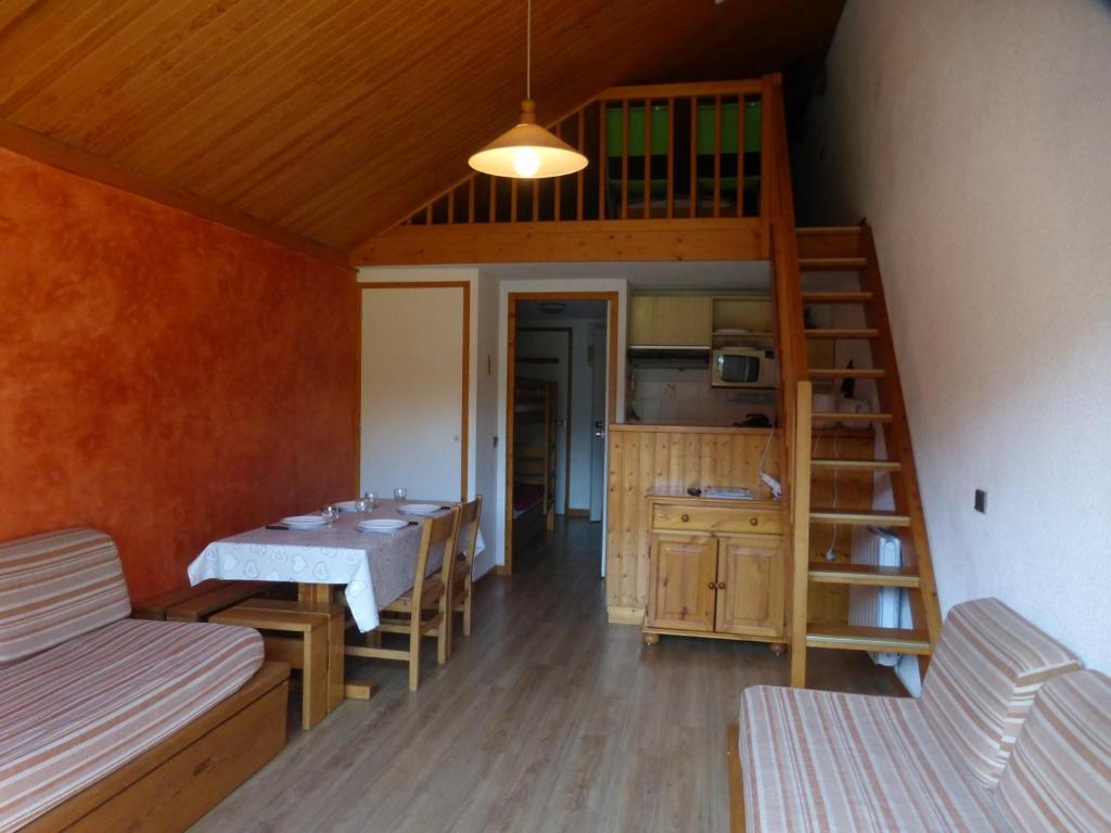 a room with a bunk bed and a kitchen with a ladder at Appartement Méribel, 1 pièce, 4 personnes - FR-1-411-693 in Les Allues