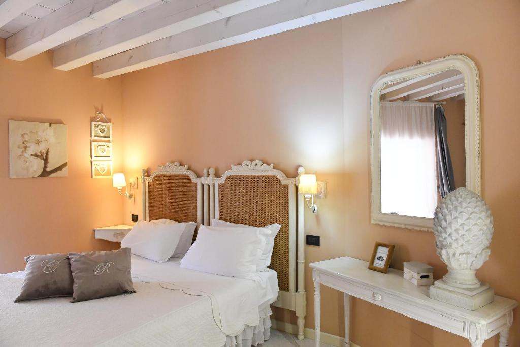Postel nebo postele na pokoji v ubytování Corte Ristori Rooms