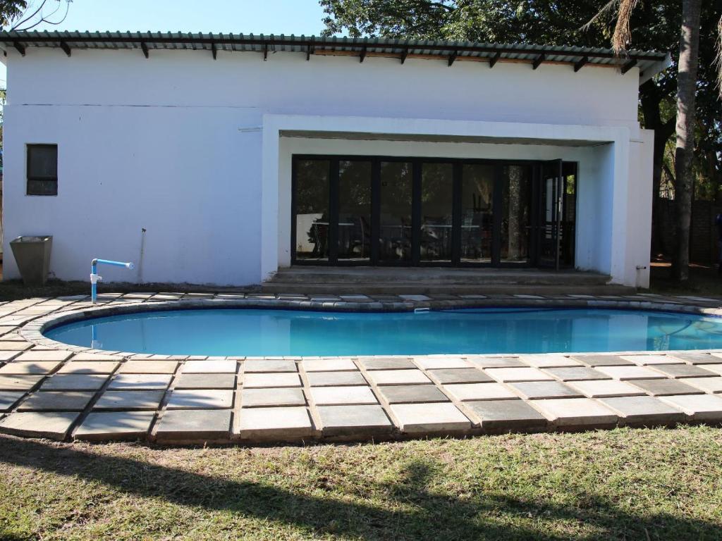 una piccola piscina di fronte a una casa di Masili Boutique Hotel a Louis Trichardt