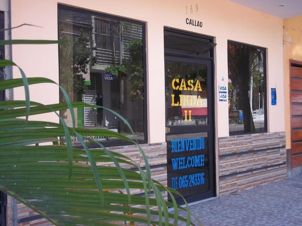 een winkelgevel met een bord in het raam bij Casa Linda II in Iquitos